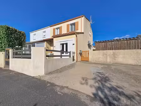 une agréable villa familiale avec bel espace de vie, extérieur et stationnements privatifs