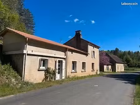 maison à louer à la sortie d'un petit village