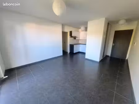 vertou – t2 de 42 m² – grande terrasse ouest – parking – cave – très bon état