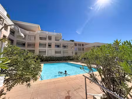 golfe-juan (port) 2 pièces ( terrasse et piscine) vendu av