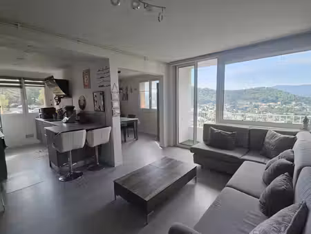 la rouvière. appartement t4/t5 de 86 m² en étage élevé avec triple exposition, vue mer et 