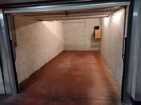 a louer- garage/box fermé en sous-sol - nivelles