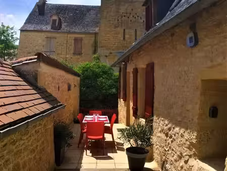 maison 3 pièces, climatisée et meublée, avec terrasse, calme, dans le bourg de la canéda