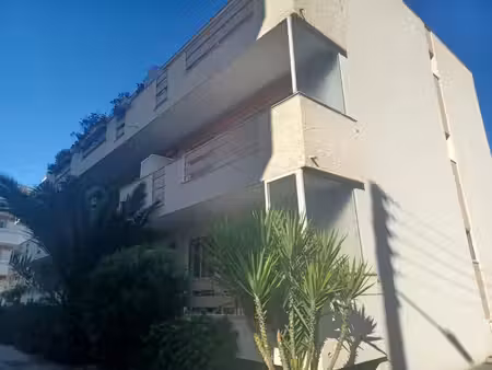 st raphael proche centre ville t2 meuble avec pk et cave