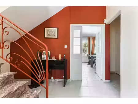 maison familiale des années 60 et jardin intimiste à la côte pavée