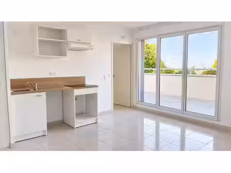 t2 avec balcon et parking à marseille