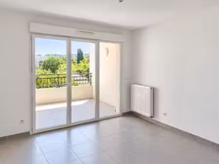 t2 avec terrasse et parking à toulon