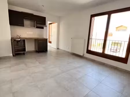 t2 neuf chauffage et eau chaude inclus + terrasse + parking