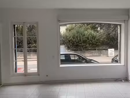 local commercial traversant | 90m² | parking privatif plein centre-ville