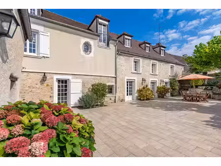 elégante maison de famille en pierre avec jardin clos et piscine aux portes de senlis