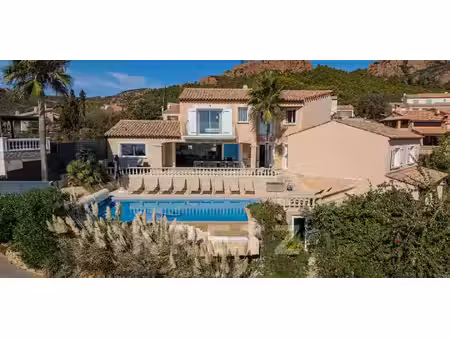 maison avec piscine en bord de mer saint-raphael (83)