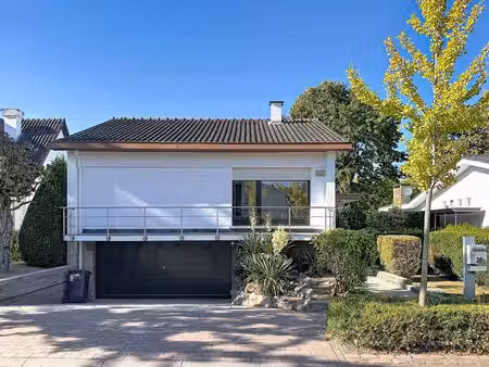 maison 4 façades située dans un environnement résidentiel