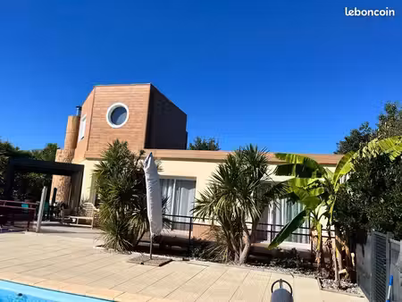 propriété d architecte de plain pieds avec piscine chauffée, au calme, proche des commodit
