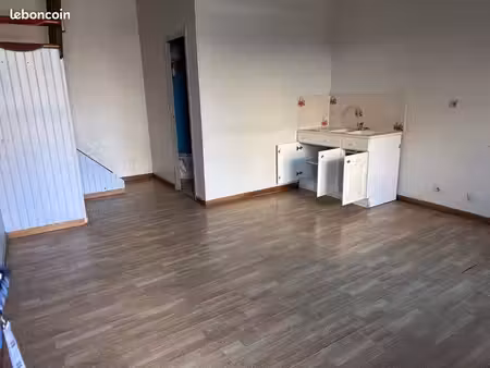 f1 bis à louer à bresles grandes pièces rdc avec cuisine ouverte et une chambre mansardé à