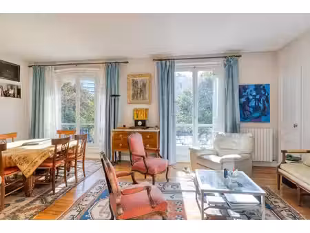 très bel appartement ancien avec double séjour et quatre chambres