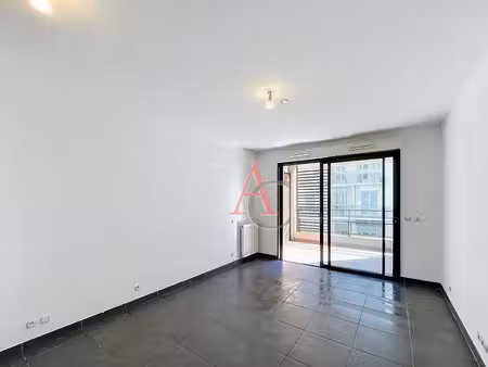 nice libération, studio 24 m², terrasse 7 m², proche commodités