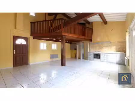 a louer maison dans un petit ensemble collectif t3 bis avec cour privative