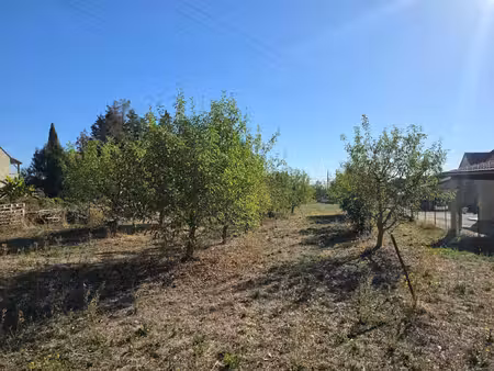 terrain constructible arboré de 2 248 m²