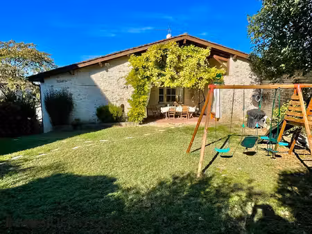 maison en pierre avec jardin