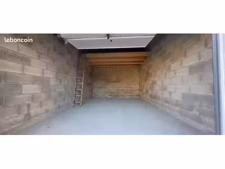 grand garage avec mezzanine