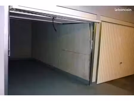 box fermé proche du port, dans résidence