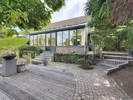 waterloo , à côté de l'école communale de mont-st-jean
