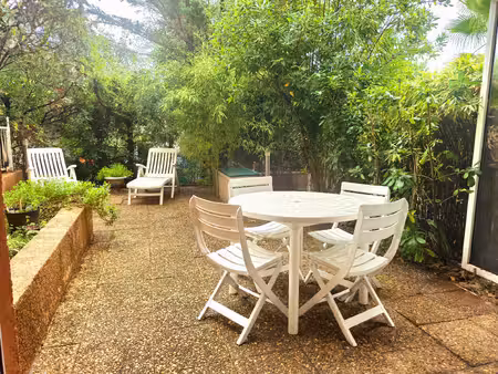 studio cosy avec grand jardin privatif – rare en plein centre de saint-aygulf !