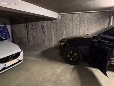 place de parking avec borne de recharge (wallbox)