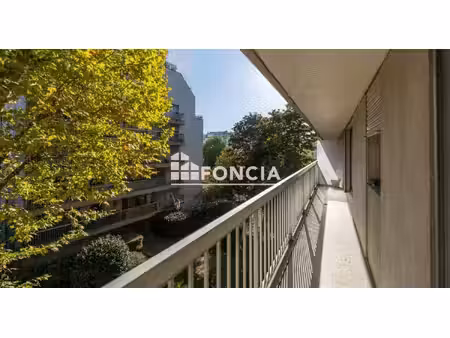 beau balcon à l'est