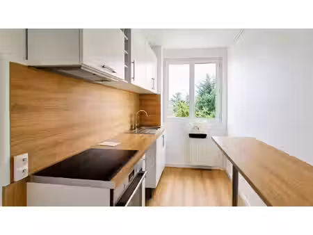 evreux à 5mn à pied de la gare f2 avec balcon, cave et parki