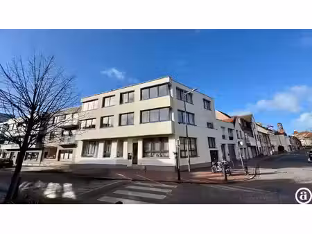 gerenoveerd hoekappartement met 2 volwaardige slaapkamers, vlakbij het centrum van knokke.