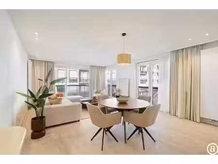 lichtrijk hoekappartement met zijdelings zeezicht, centrum