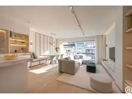luxueus gerenoveerd appartement vlakbij de winkels, het strand en de zee.