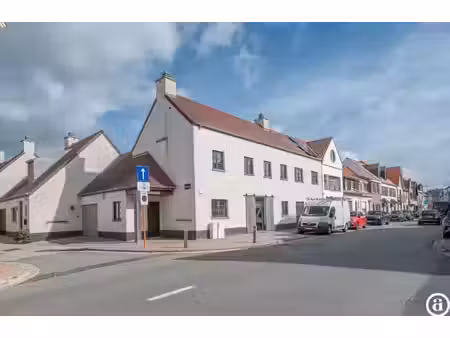 ruime, recente hoekwoning gelegen vlakbij de groentenmarkt
