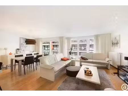 ruim en lichtrijk gemeubeld appartement nabij winkels en strand nabij rubensplein.