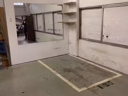 paris 9ᵉ – emplacement deux-roues de 4,16 m² dans un local fermé, avec rangements
