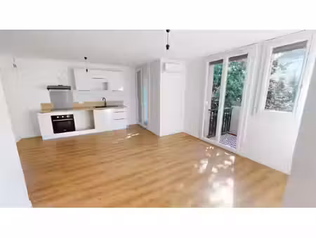 t3 lumineux avec balcon marseille 11e
