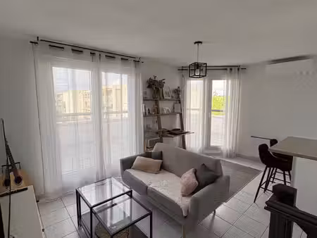 beau t2 en duplex meublé idéalement situé