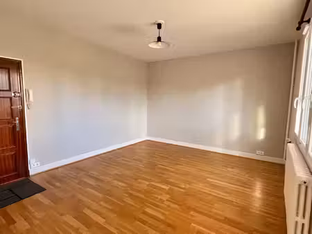 tours - place de la liberté - studio