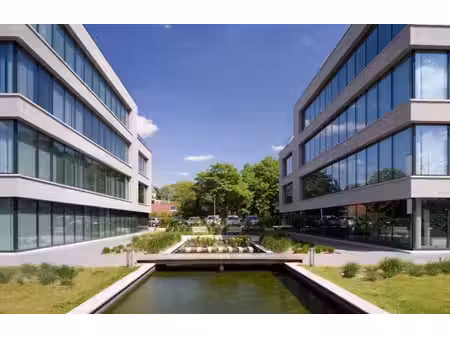 des bureaux prestigieux dans un emplacement le long de l'e19