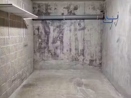 garage fermé 14 m2 avec lumière et prise électrique dans résidence sécurisée