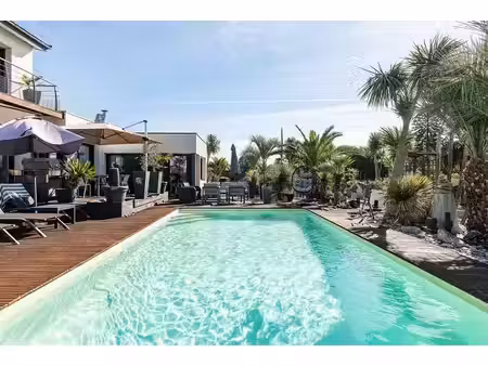contemporaine d'exception, piscine chauffée et 1970 m2 de terrai