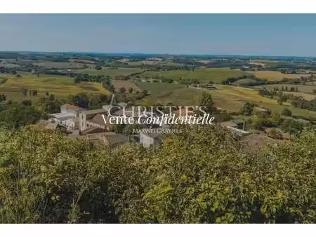 élégant manoir doté d'une maison d'amis et de salles de réception, le tout niché au cœur..