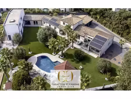 villa contemporaine avec dépendance, piscine et jardin paysager