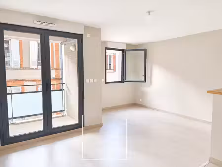 à vendre – grand studio avec balcon – potentiel t2 – métro saint-michel