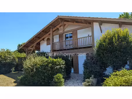 maison de 165m2 rénovée sur terrain arboré de 1 300 m², avec piscine sans vis à vis.(vente