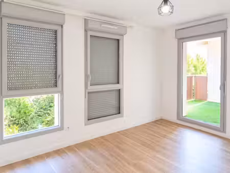t2 avec balcon et garage à bourgoin-jallieu