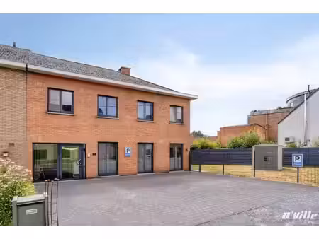 charmant immeuble commercial avec habitant offrant une ex...