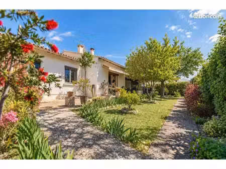 maison de plain-pied rénovée avec 4 chambres, jardin et garage à uzès
