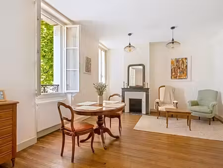 rare maison bourgeoise en pierre de 142 m² (dpe c) ? cour, grande cave de 70 m² et fort po